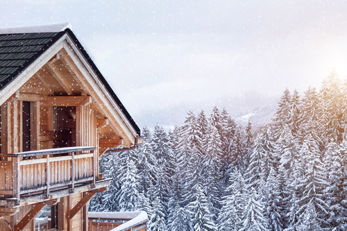 Dach w świątecznej odsłonie: Jak ozdobić dom lampkami?